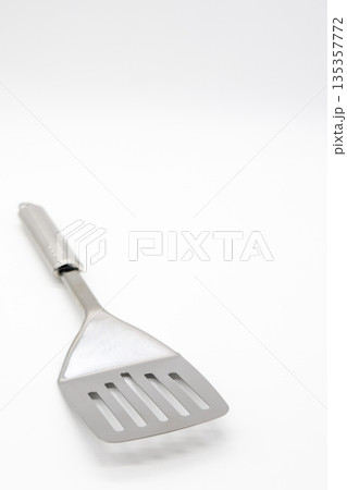 白背景にフライ返し 135357772