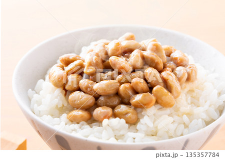 納豆ごはんを食べる 135357784