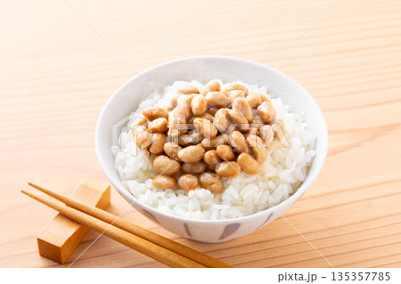 納豆ごはんを食べる 135357785