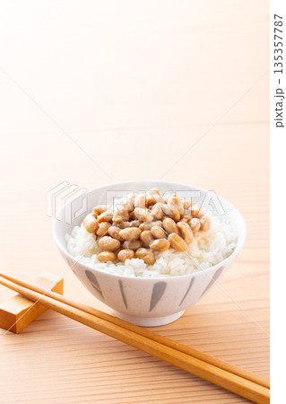 納豆ごはんを食べる 135357787