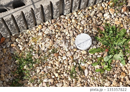自宅の敷地内の雨水枡 135357822