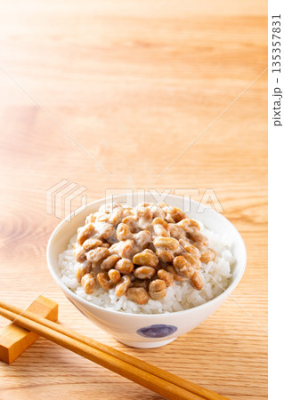 納豆ごはんを食べる 135357831