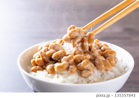 納豆ごはんを食べる 135357843