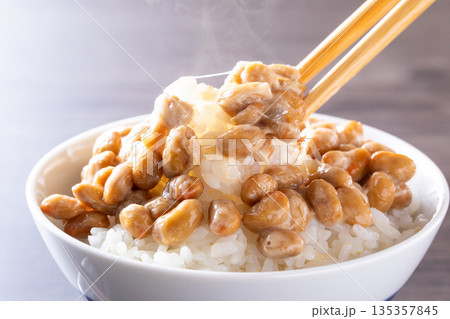 納豆ごはんを食べる 135357845