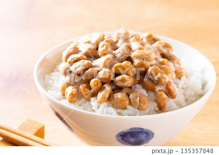 納豆ごはんを食べる 135357848
