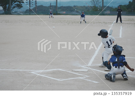 プロ野球選手を夢見て頑張っている野球少年 135357919