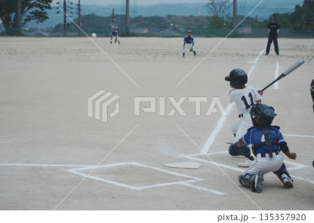 プロ野球選手を夢見て頑張っている野球少年 プロ野球選手を夢見て頑張っている野球少年 135357920