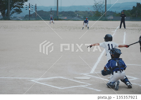 プロ野球選手を夢見て頑張っている野球少年 プロ野球選手を夢見て頑張っている野球少年 135357921