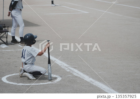 プロ野球選手を夢見て頑張っている野球少年 135357925