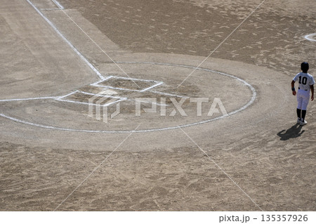 プロ野球選手を夢見て頑張っている野球少年 プロ野球選手を夢見て頑張っている野球少年 135357926