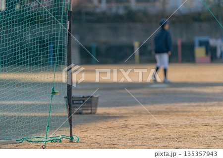 プロ野球選手を夢見て頑張っている野球少年 135357943
