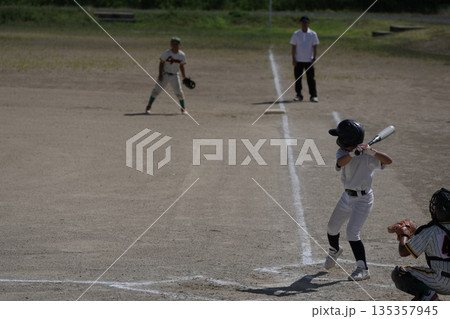 プロ野球選手を夢見て頑張っている野球少年 135357945