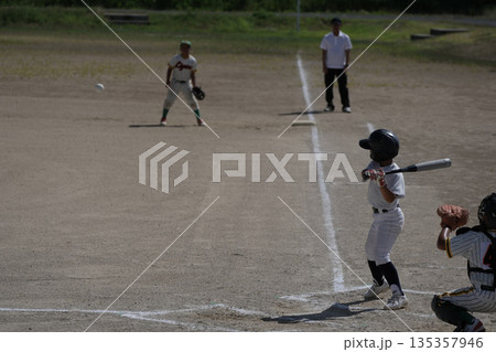 プロ野球選手を夢見て頑張っている野球少年 135357946