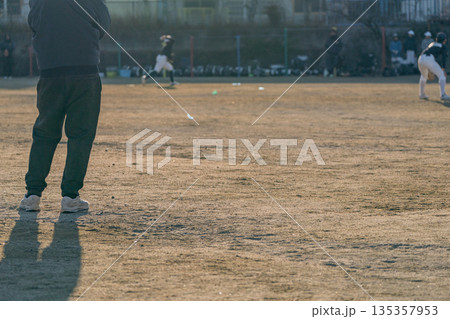 プロ野球選手を夢見て頑張っている野球少年 135357953
