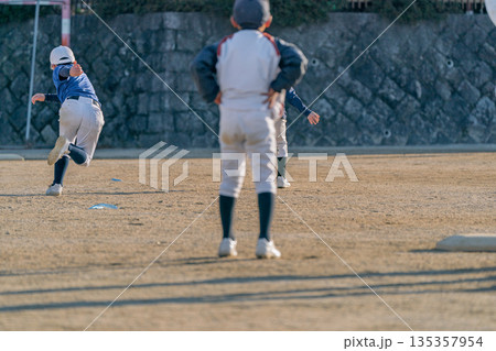 プロ野球選手を夢見て頑張っている野球少年 プロ野球選手を夢見て頑張っている野球少年 135357954