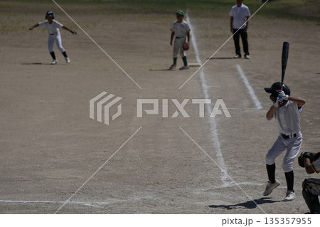 プロ野球選手を夢見て頑張っている野球少年 135357955