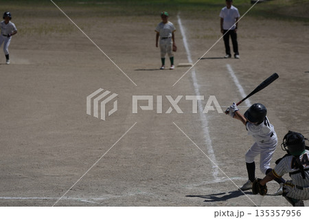 プロ野球選手を夢見て頑張っている野球少年 135357956