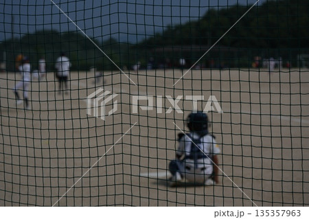 プロ野球選手を夢見て頑張っている野球少年 135357963