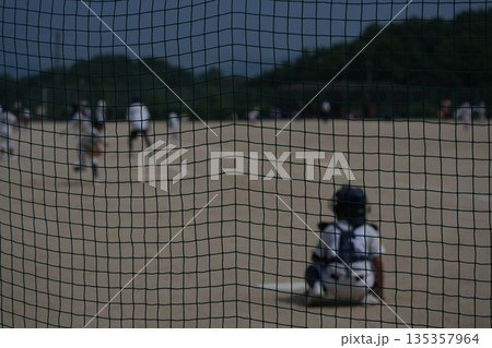 プロ野球選手を夢見て頑張っている野球少年 プロ野球選手を夢見て頑張っている野球少年 135357964