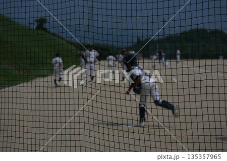 プロ野球選手を夢見て頑張っている野球少年 135357965