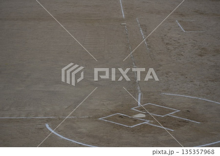 プロ野球選手を夢見て頑張っている野球少年 135357968