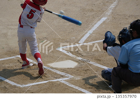 プロ野球選手を夢見て頑張っている野球少年 135357970