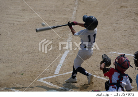プロ野球選手を夢見て頑張っている野球少年 135357972