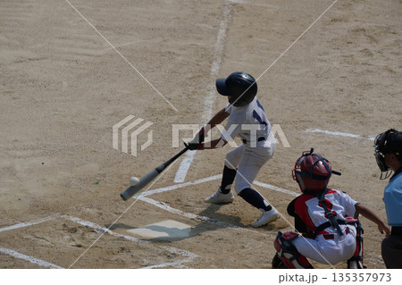 プロ野球選手を夢見て頑張っている野球少年 135357973