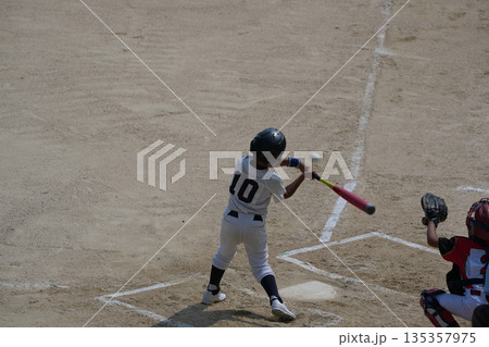 プロ野球選手を夢見て頑張っている野球少年 135357975