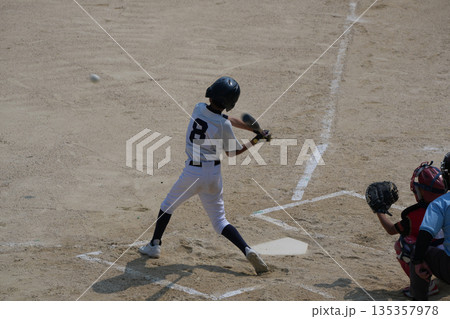 プロ野球選手を夢見て頑張っている野球少年 135357978