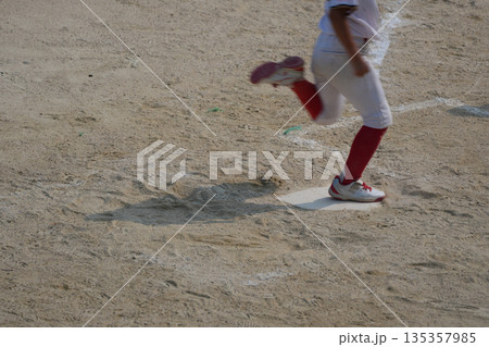 プロ野球選手を夢見て頑張っている野球少年 135357985