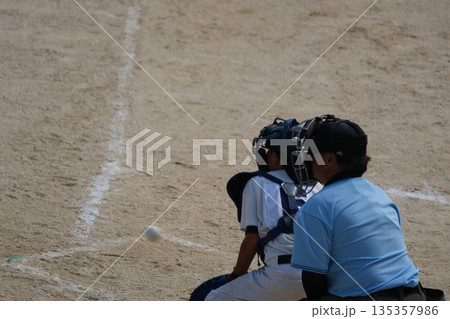 プロ野球選手を夢見て頑張っている野球少年 135357986