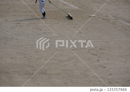 プロ野球選手を夢見て頑張っている野球少年 135357988