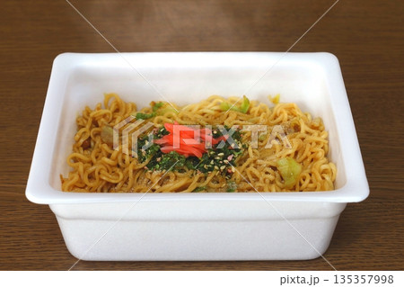 熱々のカップ焼きそば 135357998