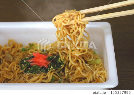 熱々のカップ焼きそば 熱々のカップ焼きそば 135357999