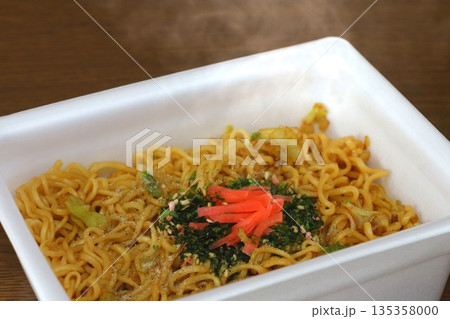 熱々のカップ焼きそば 135358000