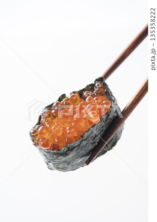 イクラの軍艦巻き 135358222