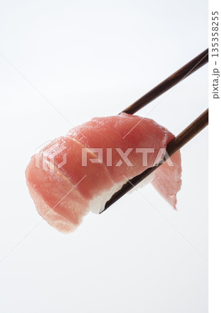 中トロの握り寿司 135358255