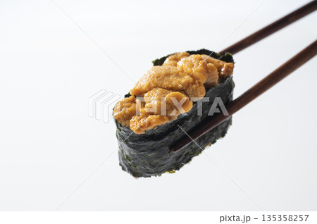 ウニの軍艦巻き ウニの軍艦巻き 135358257