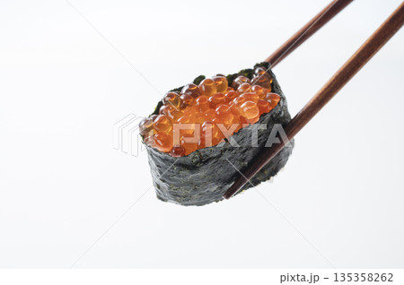 イクラの軍艦巻き 135358262