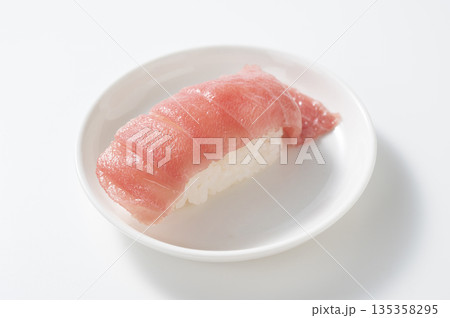 中トロの握り寿司 中トロの握り寿司 135358295
