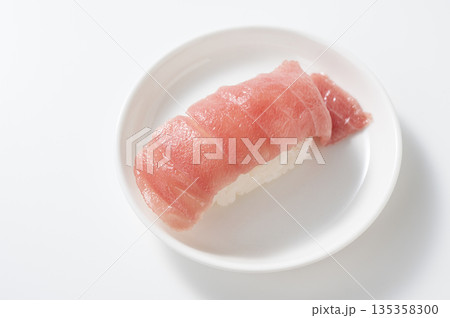 中トロの握り寿司 135358300