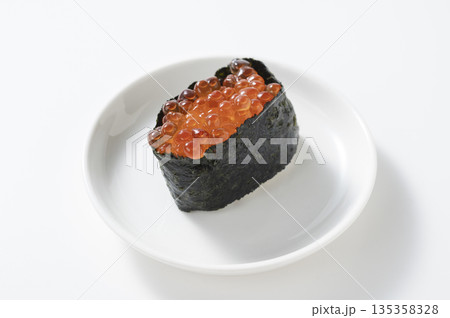 イクラの軍艦巻き 135358328