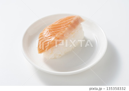 サーモンの握り寿司 135358332