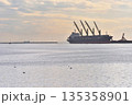 大型船舶が停泊する南船橋海老川河口 135358901