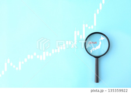 虫眼鏡で日本の株価や為替を分析するイメージ画像 135359922