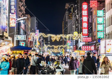 台湾　高雄最大の観光夜市　六合夜市 135361002