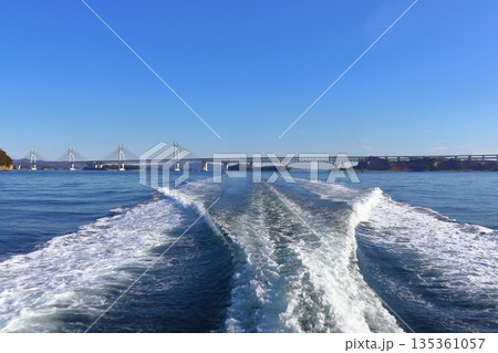 洋上から眺める瀬戸大橋と直下の島々（与島、岩黒島、櫃石島） 135361057