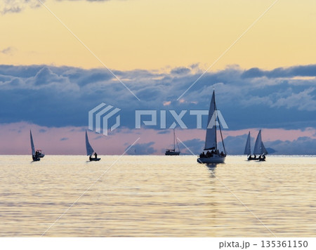 2026年元旦に御来光を船上から拝むために出向したヨット 135361150