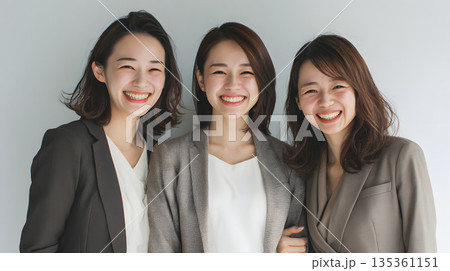 転職や起業を目指す女性たちのポートレート。ワークライフバランスと前向きなキャリア 135361151